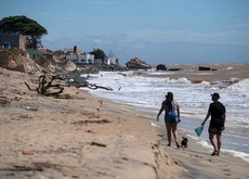 Réchauffement climatique : au Brésil, une cité balnéaire disparaît sous la mer